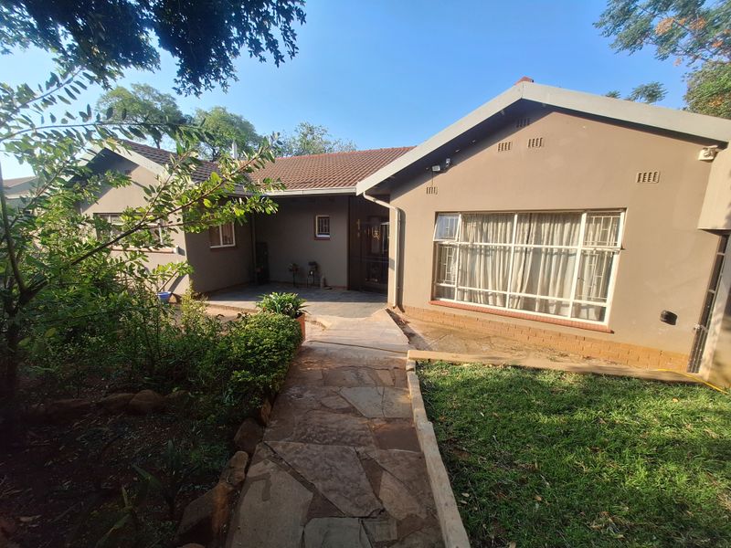 Family home with potential - Photo 2
