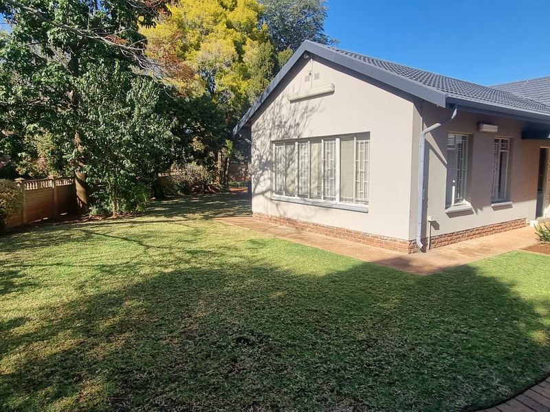 Step into your dream home: Stunning 3 bedroom 2 bathroom Home. - Photo 2