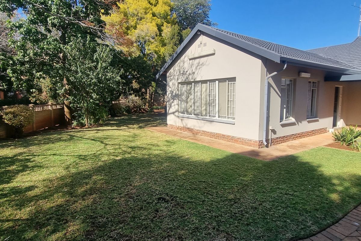 Step into your dream home: Stunning 3 bedroom 2 bathroom Home. - Photo 2