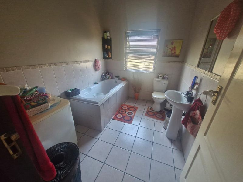 Flat For Sale In Rustenburg - Photo 6