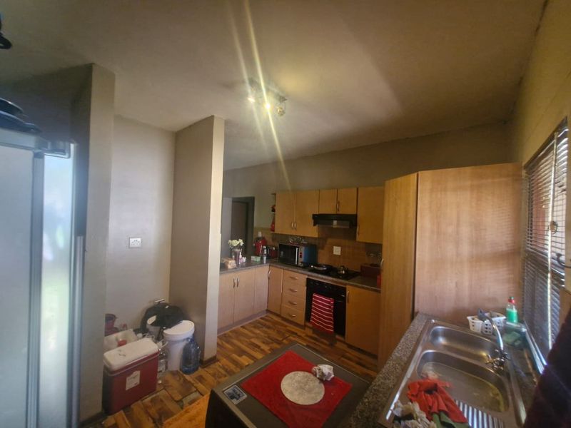 Flat For Sale In Rustenburg - Photo 3