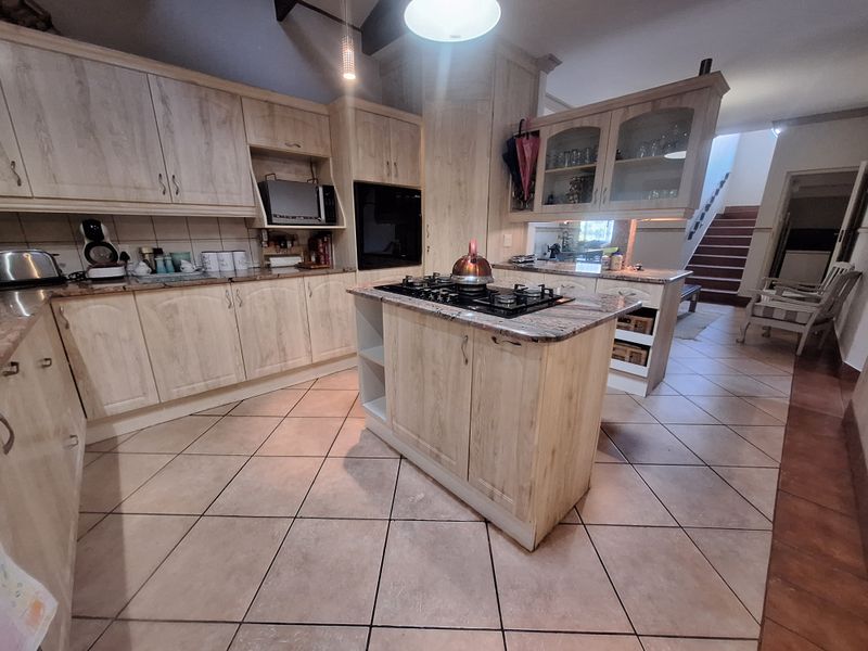 Seven bedroom property plus extras! - Photo 9