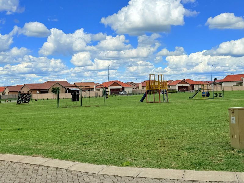 Spacious Townhouse for sale - Photo 3