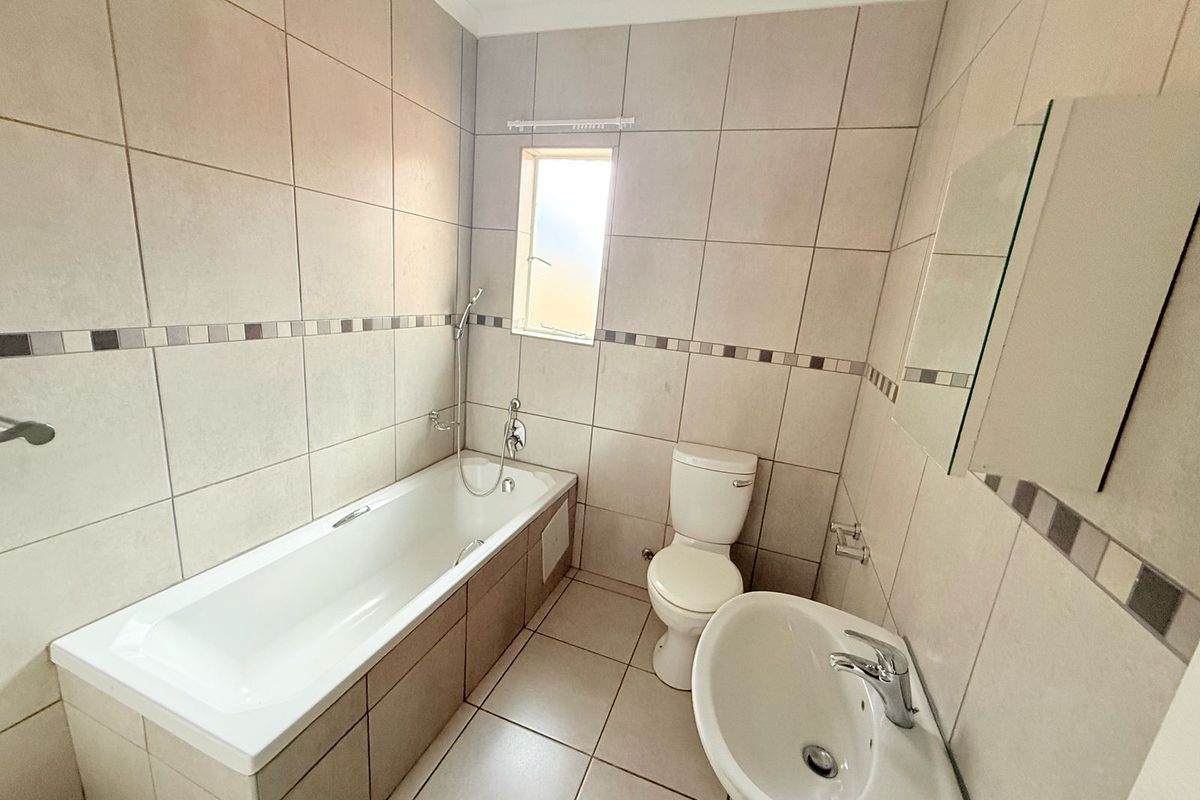 Spacious Townhouse for sale - Photo 4