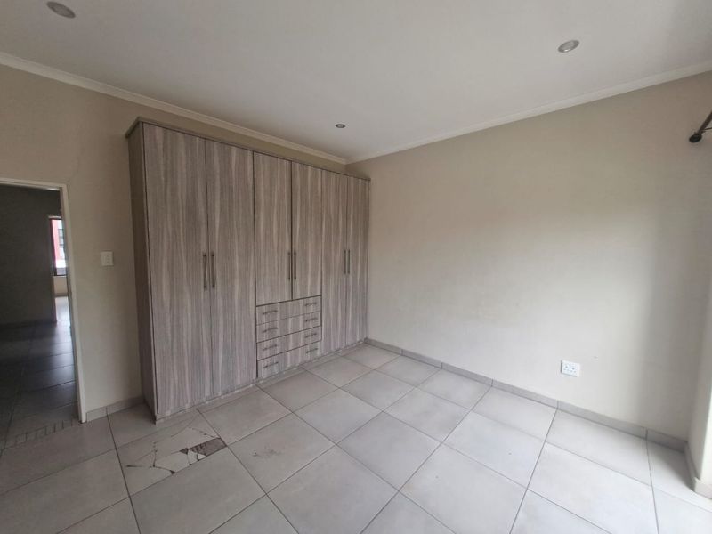 Duplex Rental Monthly In Rustenburg - Photo 10