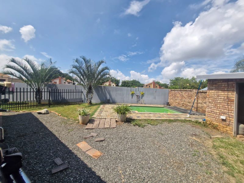 Townhouse For Sale In Rustenburg - Photo 7
