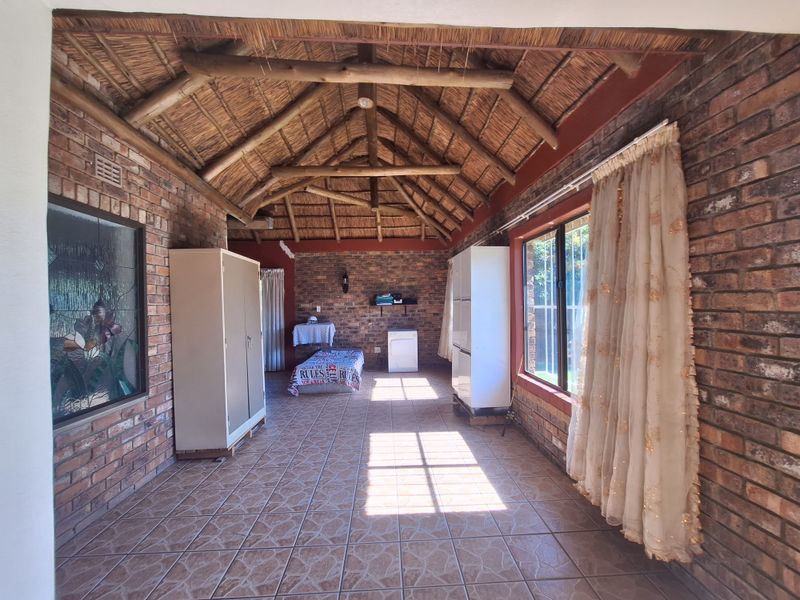 Family Home in Mooinooi - Photo 8