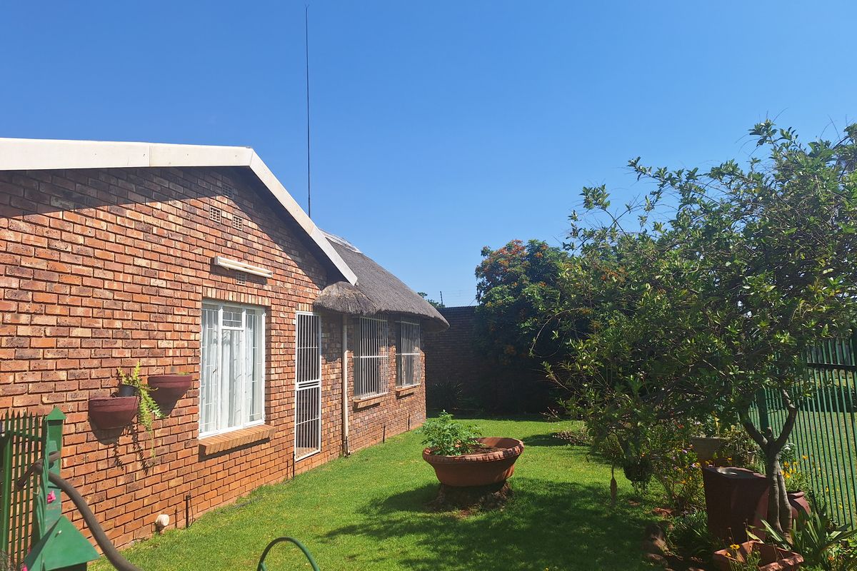 Family Home in Mooinooi - Photo 2