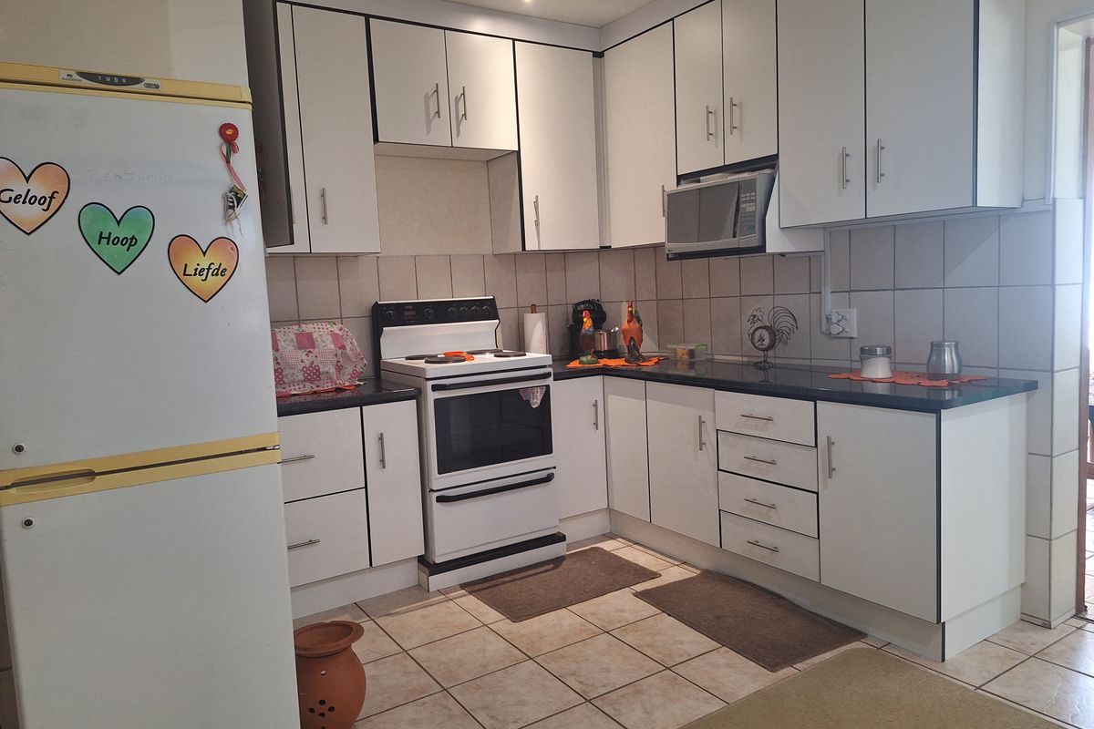 Family Home in Mooinooi - Photo 3