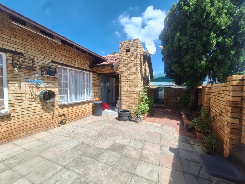 Townhouse For Sale In Rustenburg - Photo 2