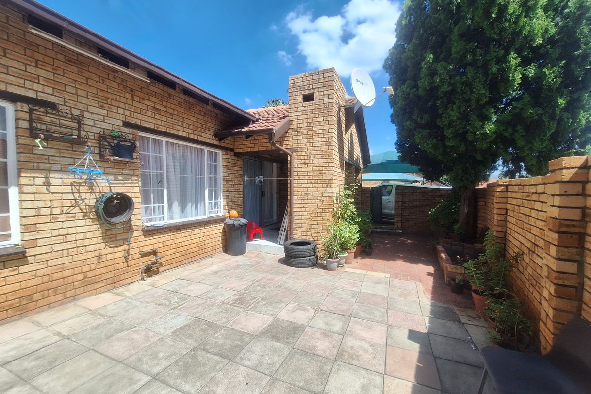 Townhouse For Sale In Rustenburg - Photo 2