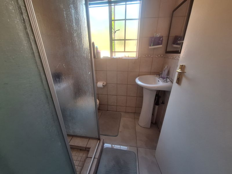 Townhouse For Sale In Rustenburg - Photo 8