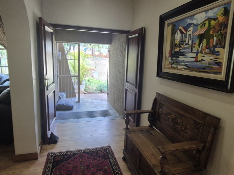 Solar - Powered 4 Bedroom Family Home with Flatlet, Entertainment Area and Pool - Photo 2