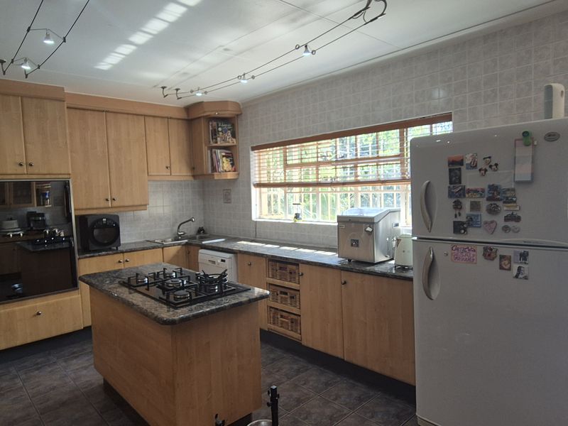 Solar - Powered 4 Bedroom Family Home with Flatlet, Entertainment Area and Pool - Photo 8