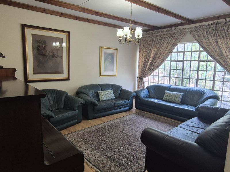 Solar - Powered 4 Bedroom Family Home with Flatlet, Entertainment Area and Pool - Photo 10