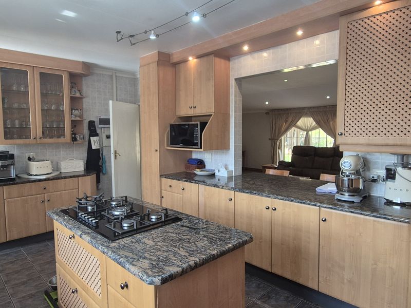 Solar - Powered 4 Bedroom Family Home with Flatlet, Entertainment Area and Pool - Photo 9