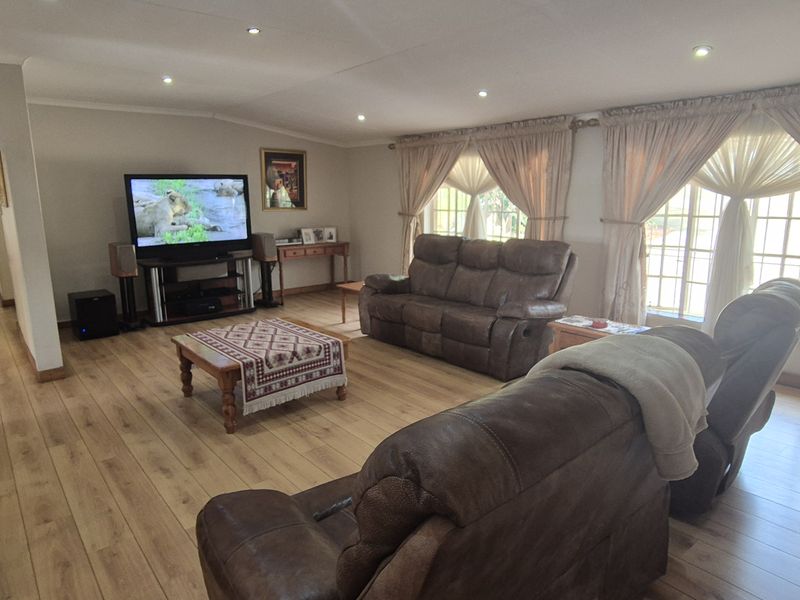 Solar - Powered 4 Bedroom Family Home with Flatlet, Entertainment Area and Pool - Photo 7