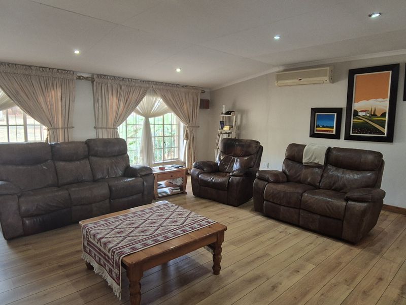 Solar - Powered 4 Bedroom Family Home with Flatlet, Entertainment Area and Pool - Photo 6