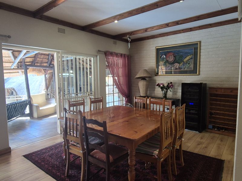 Solar - Powered 4 Bedroom Family Home with Flatlet, Entertainment Area and Pool - Photo 5