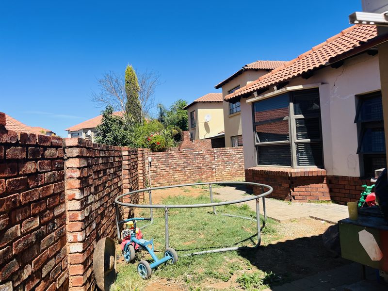 Charming 2-Bedroom Simplex with Modern Comforts and Private Outdoor Space - Photo 1