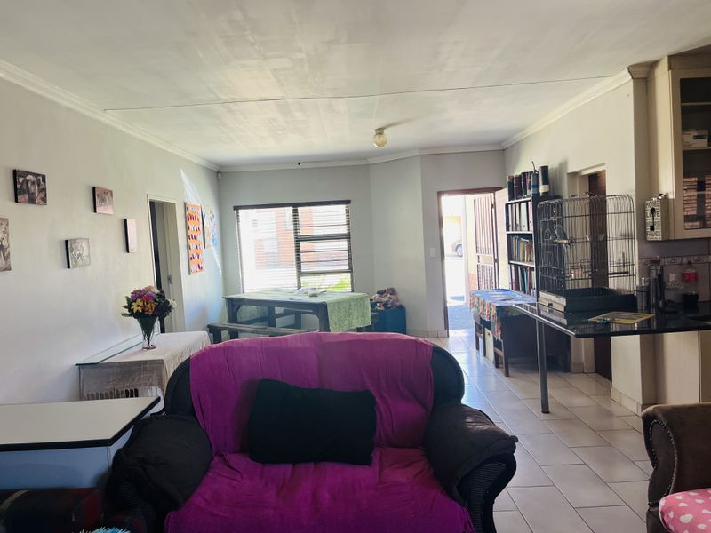 Charming 2-Bedroom Simplex with Modern Comforts and Private Outdoor Space - Photo 3