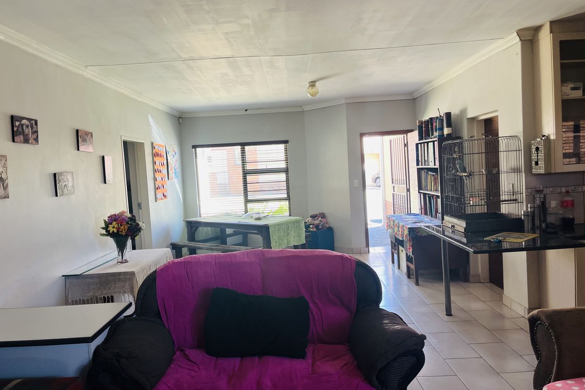 Charming 2-Bedroom Simplex with Modern Comforts and Private Outdoor Space - Photo 3