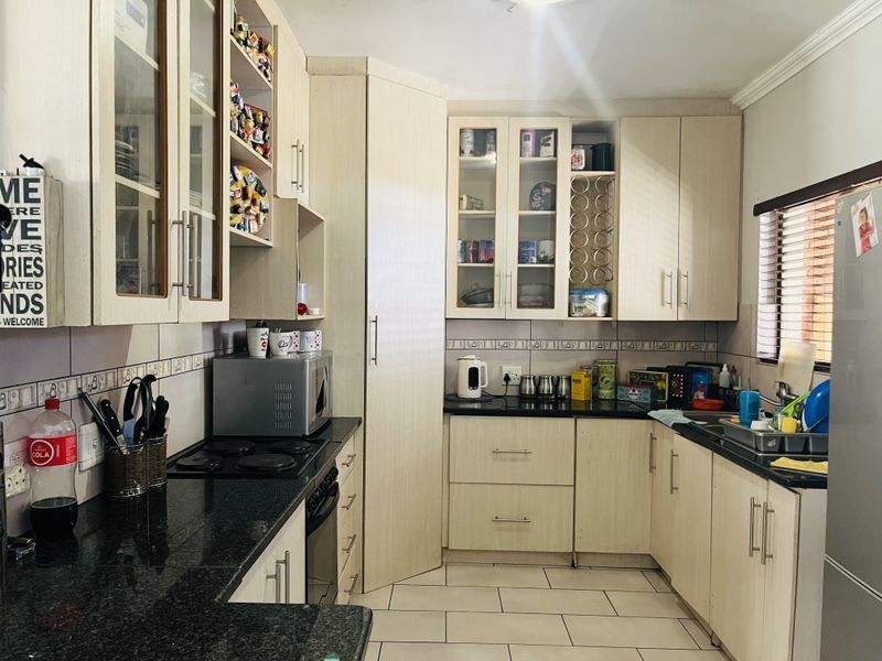 Charming 2-Bedroom Simplex with Modern Comforts and Private Outdoor Space - Photo 4