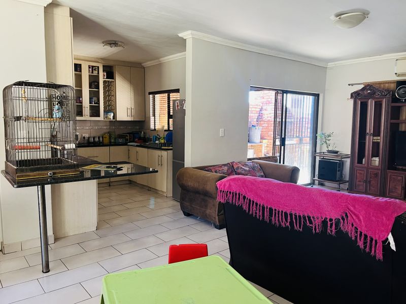 Charming 2-Bedroom Simplex with Modern Comforts and Private Outdoor Space - Photo 5