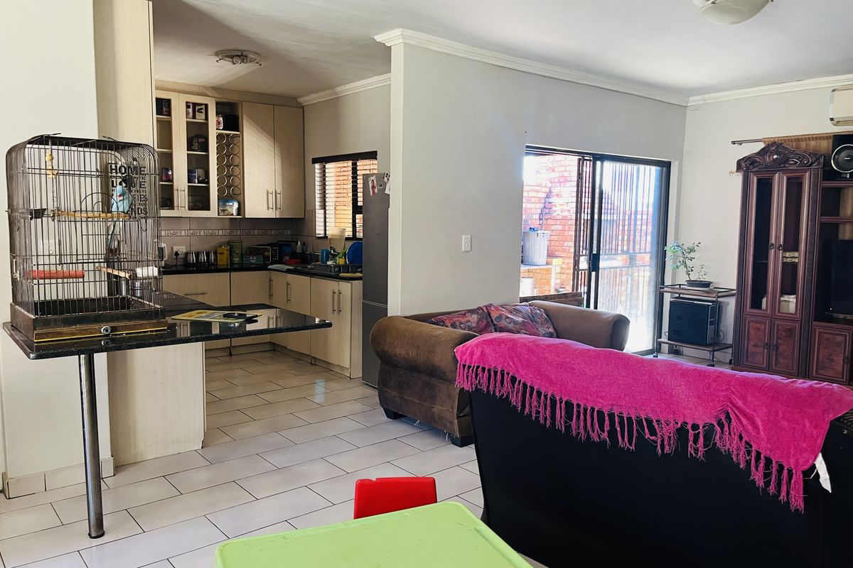Charming 2-Bedroom Simplex with Modern Comforts and Private Outdoor Space - Photo 5