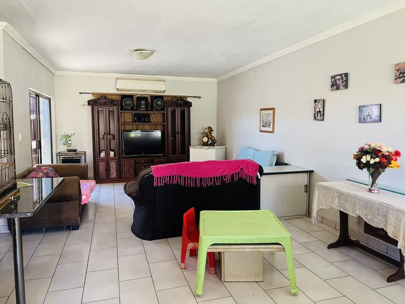Charming 2-Bedroom Simplex with Modern Comforts and Private Outdoor Space - Photo 2