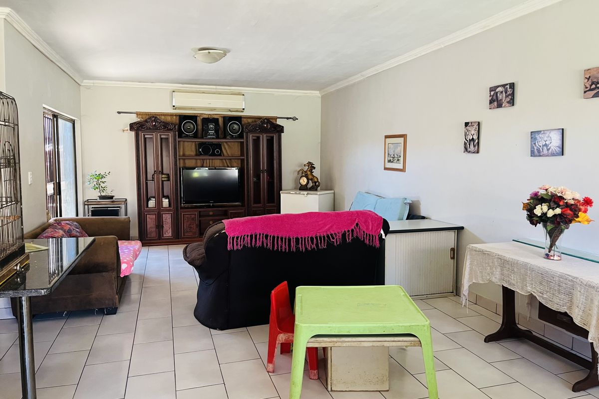 Charming 2-Bedroom Simplex with Modern Comforts and Private Outdoor Space - Photo 2