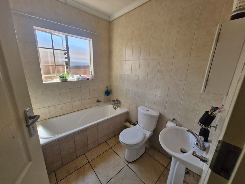 Townhouse Rental Monthly In Rustenburg - Photo 8