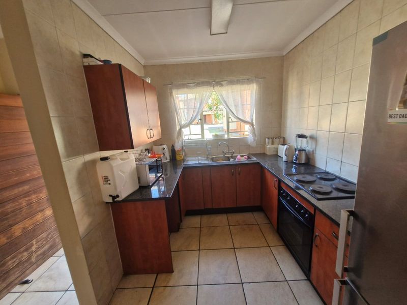 Townhouse Rental Monthly In Rustenburg - Photo 4