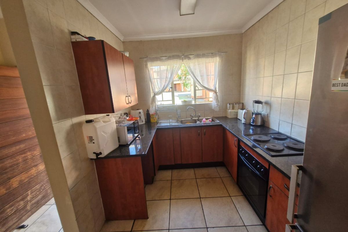 Townhouse Rental Monthly In Rustenburg - Photo 4