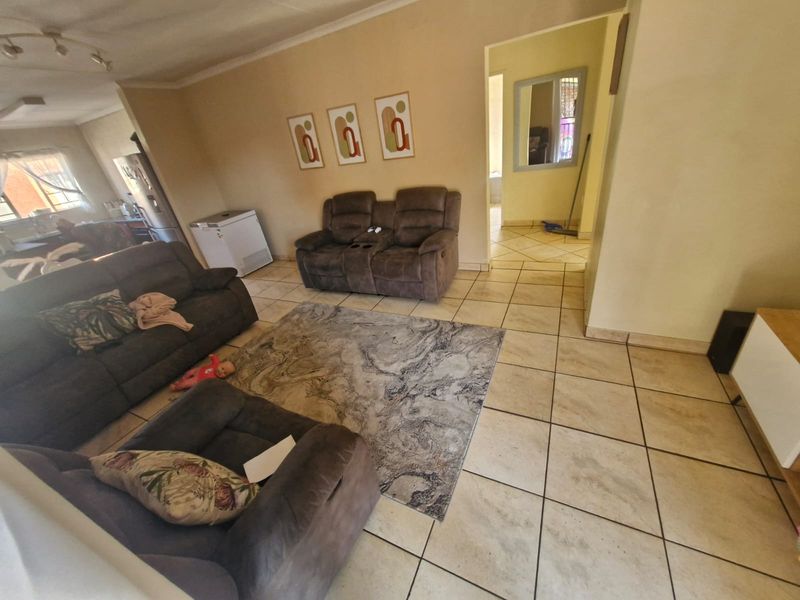 Townhouse Rental Monthly In Rustenburg - Photo 2