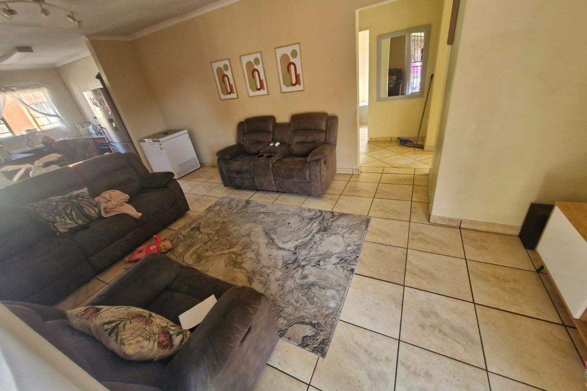Townhouse Rental Monthly In Rustenburg - Photo 2
