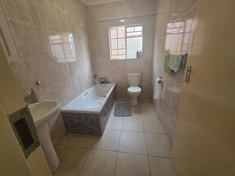 Townhouse For Sale In Rustenburg - Photo 8
