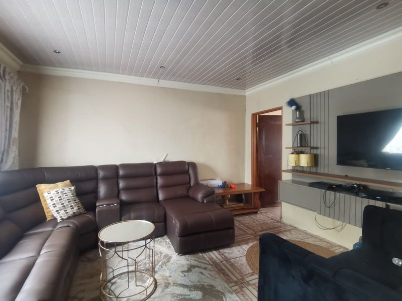 Space, Comfort & Four Bedrooms - Photo 6