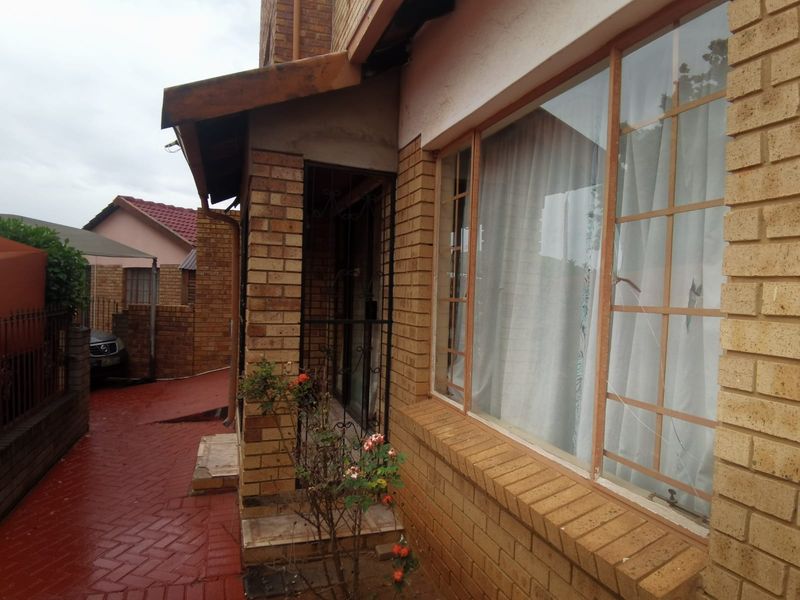 Space, Comfort & Four Bedrooms - Photo 2