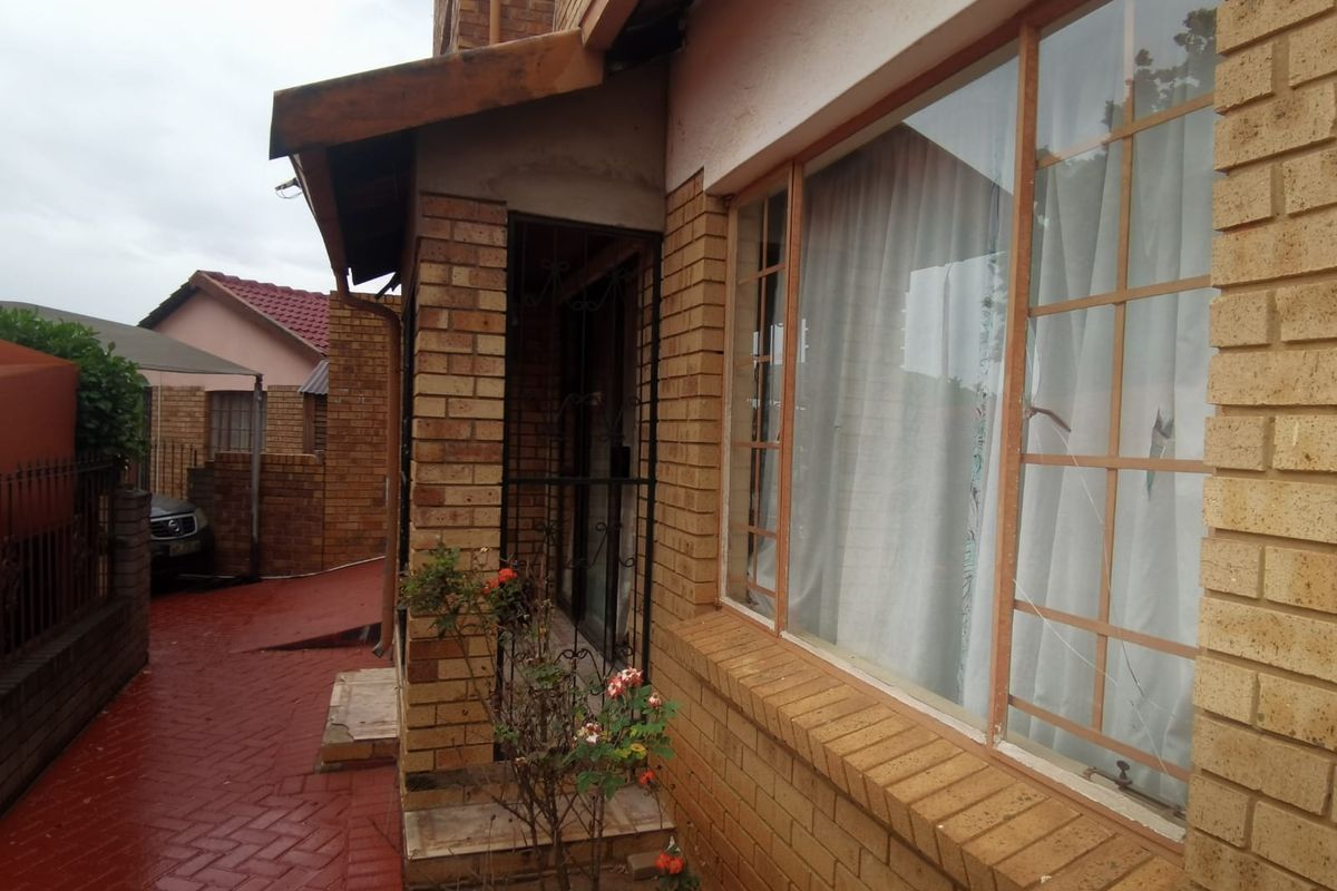 Space, Comfort & Four Bedrooms - Photo 2