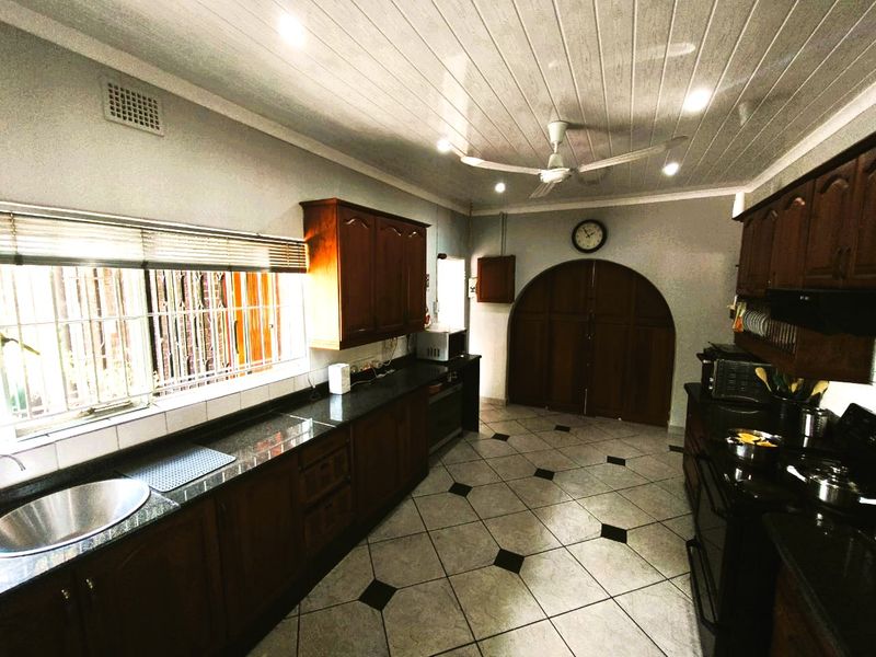 The Ultimate Family Living in Protea Park! - Photo 10