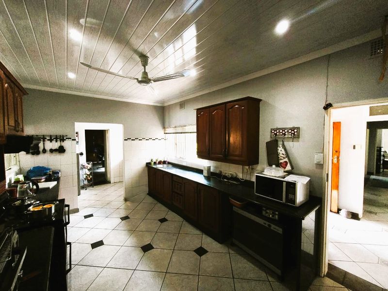 The Ultimate Family Living in Protea Park! - Photo 9