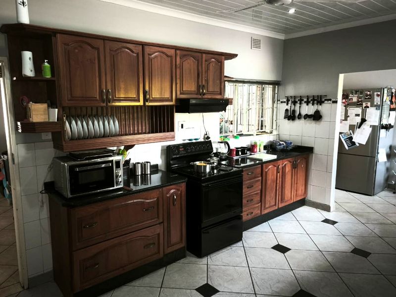 The Ultimate Family Living in Protea Park! - Photo 8