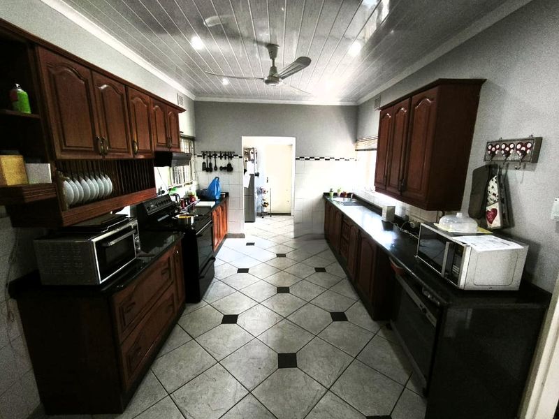 The Ultimate Family Living in Protea Park! - Photo 7