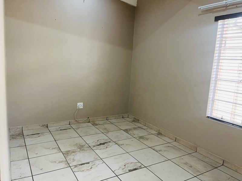 Secure, modern spacious townhouse Living - Photo 10