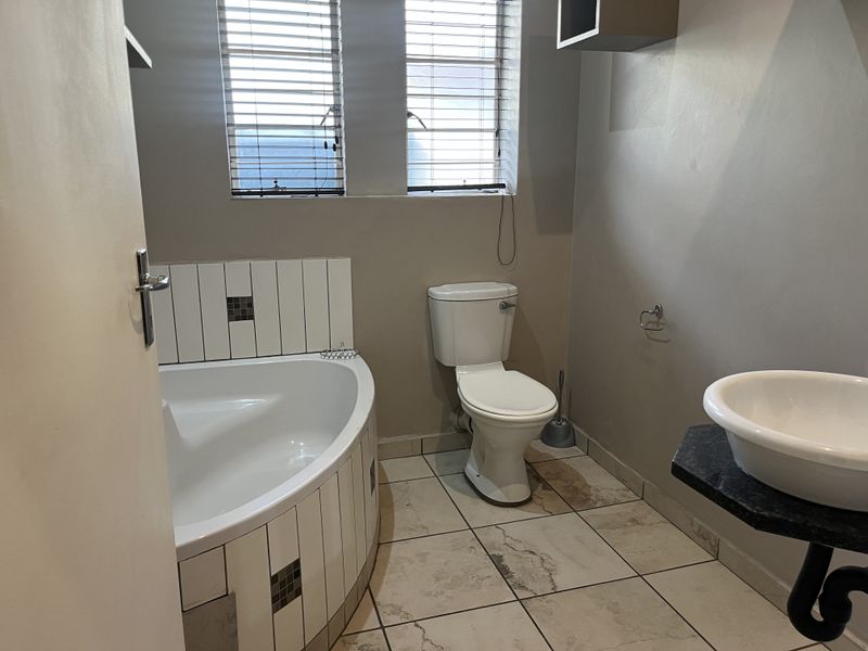 Secure, modern spacious townhouse Living - Photo 8