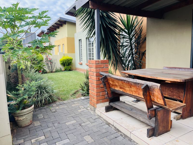 Secure, modern spacious townhouse Living - Photo 2