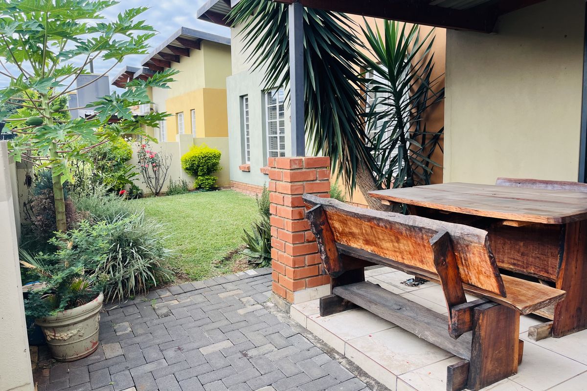 Secure, modern spacious townhouse Living - Photo 2