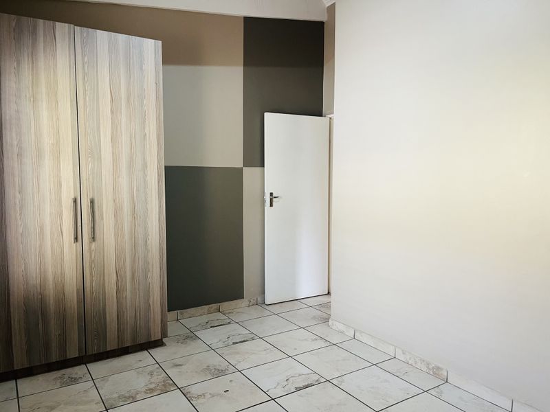 Secure, modern spacious townhouse Living - Photo 9