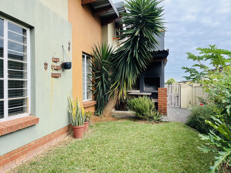 Secure, modern spacious townhouse Living - Photo 3